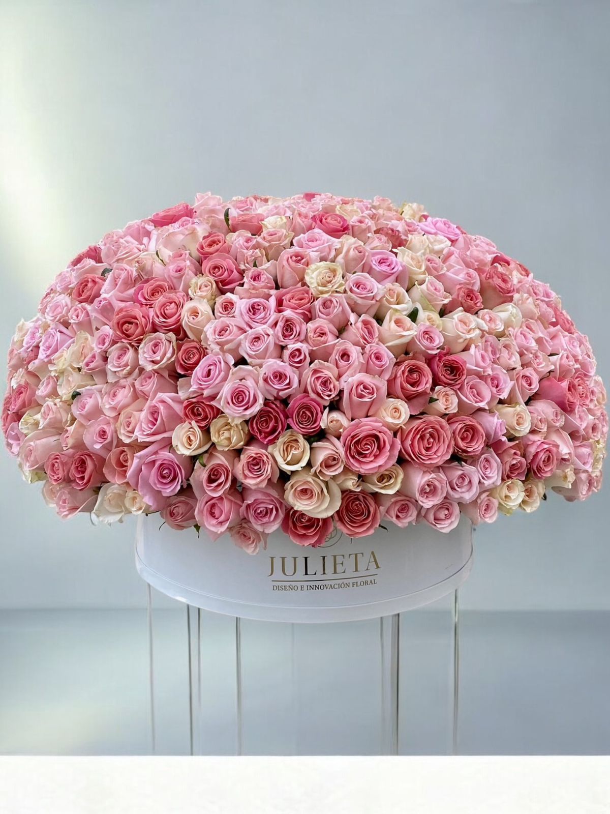 Spectacular arrangement of roses in pink tones